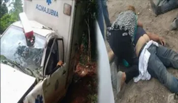 Ambulancia cae a un barranco con una mujer dando a luz