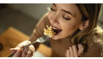 "Hambre que espera hartura no es hambre"