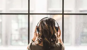 Uso auriculares pone a mil 100 millones de personas en riesgo de perder audición 