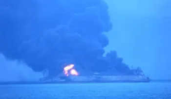 Se hunde el barco  con un millón de barriles de petróleo que estaba en llamas en el mar del este de China