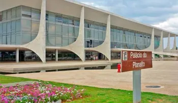 Hombre se prende fuego frente al palacio presidencial brasileño