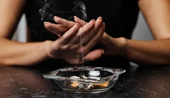 Las mujeres tienen más dificultad para dejar de fumar que los hombres