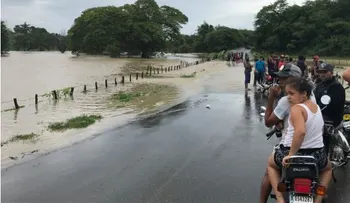 Varios municipios de Valverde incomunicado por crecida  río Yaque del Norte y Amina; sacan cadáver de un haitiano