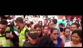 Una colombiana paraliza el tráfico por un fuerte ataque de celos (VIDEO)