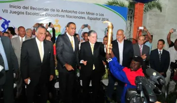 Ministro Amarante Baret entrega antorcha de los VII Juegos Escolares Deportivos Nacionales Espaillat 2016