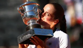 Jelena Ostapenko sorprende a la favorita y se corona en Roland Garros