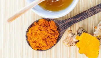 Un remedio que no tiene precio: Cúrcuma con miel de abejas