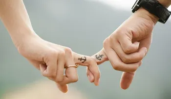 Cuanto más dinero tiene un hombre, ¿menos atractiva le resulta su pareja?
