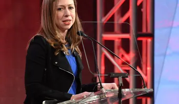 Chelsea Clinton acusa a Steven Bannon de "avergonzar por gordo" a Sean Spicer