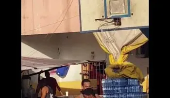 Omega juega basquetbol en la cárcel para no aburrirse (VIDEO)