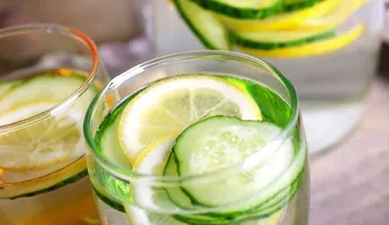 5 razones por las que deberías tomar agua con pepino y limón