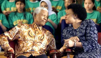 Viuda de Nelson Mandela renuncia a mitad de la herencia