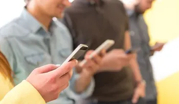 Científico explica conexión entre la radiación de los móviles y el cáncer