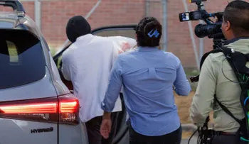 Juez fija fianza a agente de ICE acusado de disparar a venezolano y mentir a investigadores
