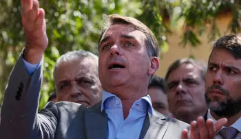 Flávio Bolsonaro anuncia reformas constitucionales para limitar al Supremo y eliminar la reelección en Brasil