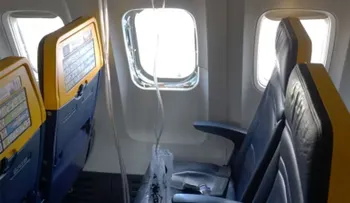 Pala del motor de Ryanair rompe ventanilla y succiona parcialmente a pasajero