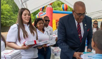 Contraloría entrega 4,200 cuadernos reciclados.