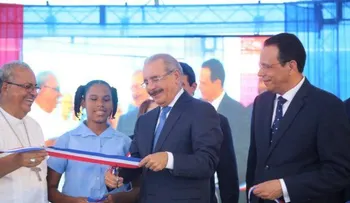 Presidente Medina entrega dos centros educativos para 1,890 estudiantes en Boca Chica