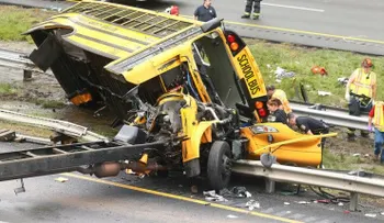  Al menos dos muertos y 45 heridos deja accidente de bus escolar en EE.UU. 