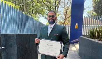 El Dr. Edgardo Mateo, neurocirujano, regresa para poner su formación al servicio de su gente