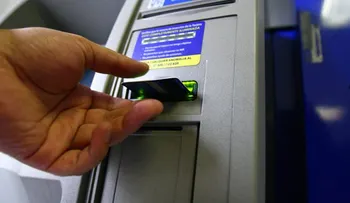 Policía apresa a dos por clonación de tarjetas