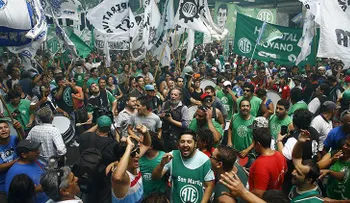 Argentina: Trabajadores estatales exigen estabilidad en su primera huelga contra Macri