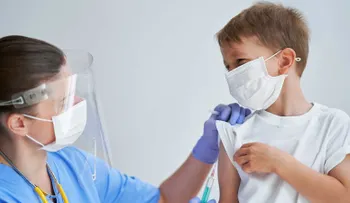 Pfizer inicia ensayos para vacunar contra COVID niños de 6 meses a 11 años