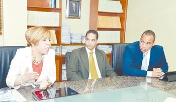 4 dominicanos crean un aparato para pintar uñas