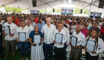 Abinader entrega 3,100 títulos de propiedad en Palmarejo-Villa Linda