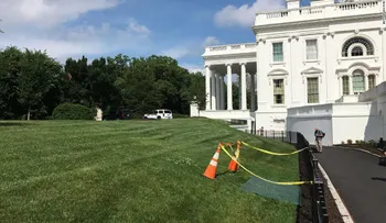 ¿Se estará hundiendo el césped de la Casa Blanca?