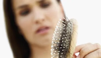 ¿Por qué se nos cae el cabello y cuándo debemos verlo como una enfermedad?