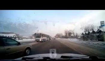 Una mujer se salva de "chepa", al cruzar una carretera repleta de vehículos sin inmutarse