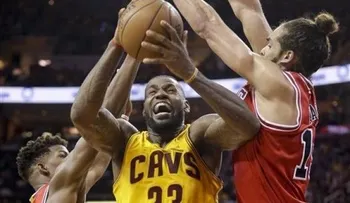 LeBron anota 38 y Cavs están a un paso de liquidar a Bulls 