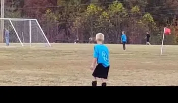 Un ciervo interrumpe un partido para meter un golazo