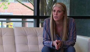 Una mujer tuvo que pagar 500 dólares por una manzana y un error honesto en un avión