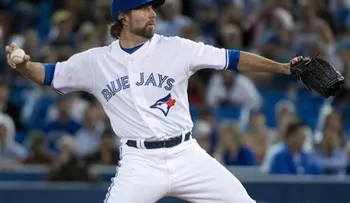 Encarnación pega HR, Dickey lanza juego completo y Azulejos vencen a Angelinos 