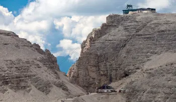 Mujer de Miami muere al caer 300 metros en los Dolomitas italianos durante una excursión