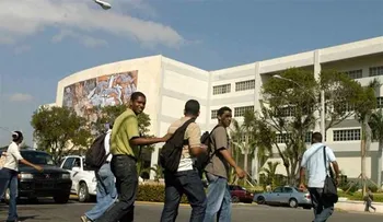 Maestros paran docencia en centros de UASD reclamo de aumento salarial