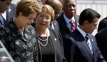 El momento que un vidrio estalla frente a la presidenta de Chile (VIDEO)