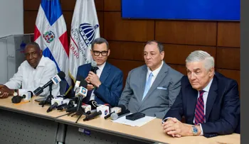 Gobierno anuncia aumento salarial de un 30% y un 25% al sector turístico