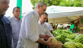 Presidente Abinader supervisa mercado de productores de INESPRE
