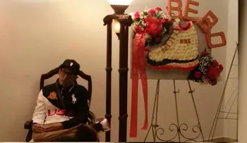 Un funeral fuera de lo común: velan a un joven sentado, con los ojos abiertos y un cigarro en la mano