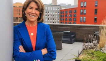Helena Foulkes gana primaria demócrata en Rhode Island y derrota al gobernador Dan McKee