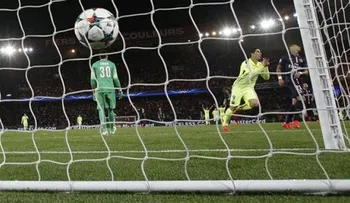 Doblete de Suárez y el Barcelona olfatea las semis de Champions 