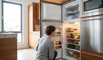 Una nevera llena de imágenes cuenta la historia de un hogar
