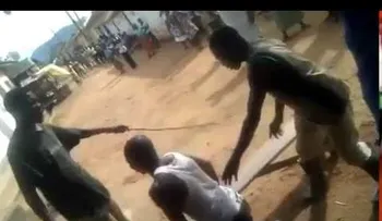 Azotan en público a un nigeriano por adulterio (Imágenes explicitas)