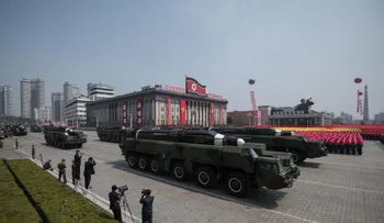 Corea del Norte presume nuevo armamento durante desfile militar