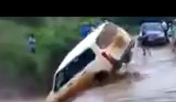Creyó que podría cruzar el río al volante de su coche