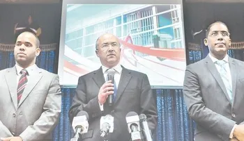 Domínguez Brito presenta sistema bloquea celulares