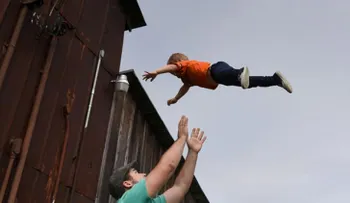 Hombres que esperan los 45 años para ser padres ponen en riegos a sus hijos y sus parejas